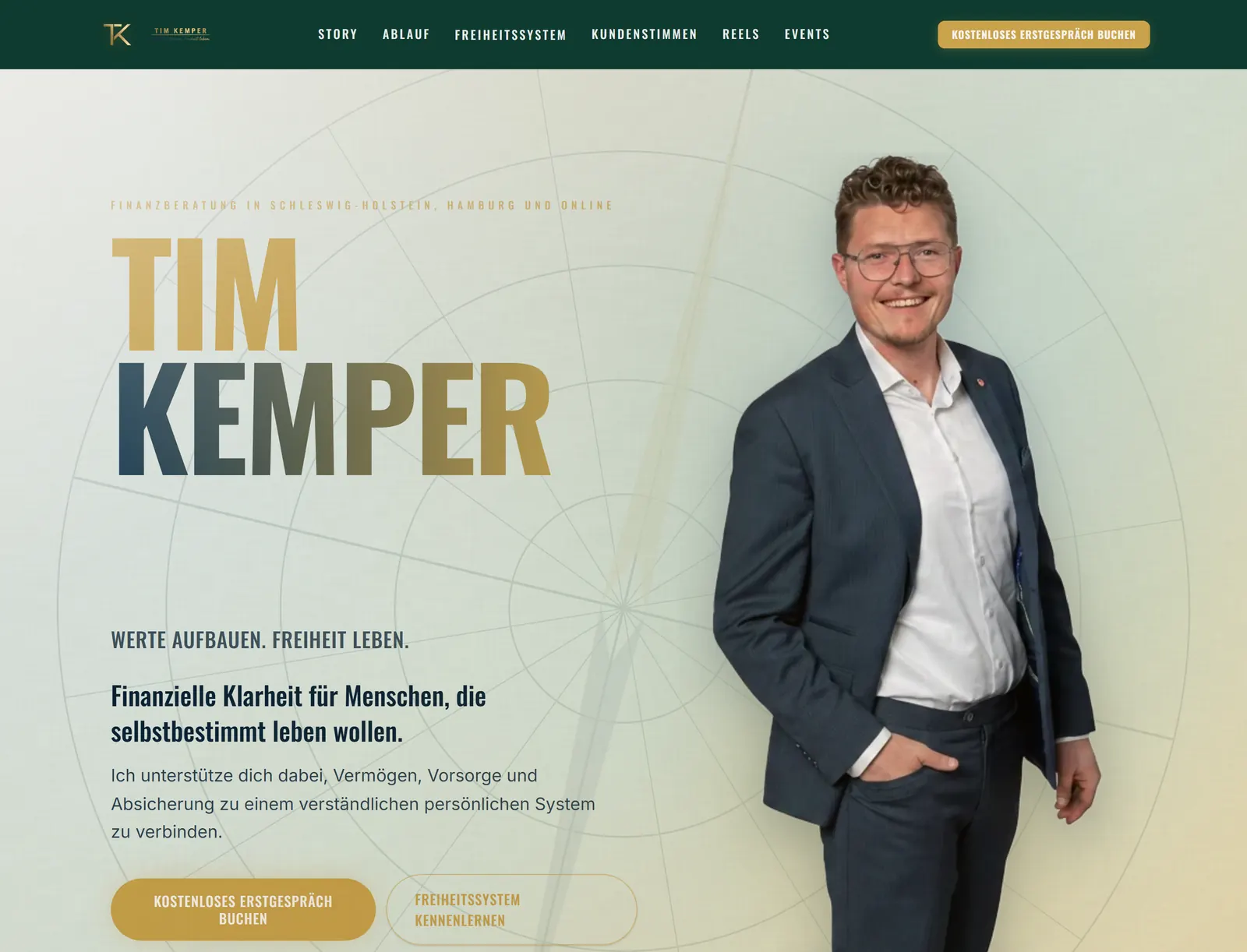 Kopfbereich von tim-kemper.com mit Tim Kemper im Anzug und dem Satz Werte aufbauen. Freiheit leben.